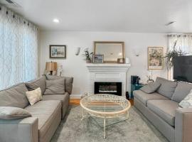 Luxurious Cambridge Room Steps from Harvard U，位于剑桥的酒店