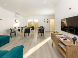 Guest House J&C，位于蓬塔德尔加达的带停车场的酒店