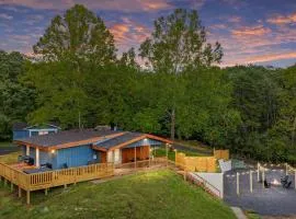 Hidden Hollow 3BD Cabin - Hot Tub, Wifi, Game Room, Fire Pit