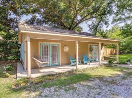 Waveland Retreat with Yard Walkable Location，位于Waveland的酒店