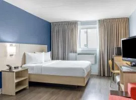 Motel 6 Niagara Falls, ON Near the Falls