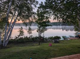 Chic refuge sur le bord de l'eau et des sentiers motoneiges!，位于Saint-Honoré的酒店