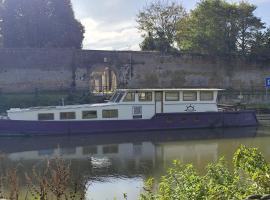 Nuit insolite à bord d'une péniche, 6 personnes，位于贝尔格的船屋