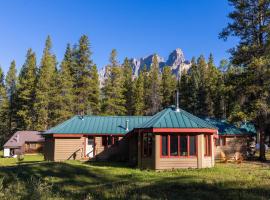 HI Castle Mountain - Hostel，位于卡斯特尔朱克逊的酒店