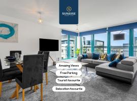 THE PENTHOUSE, Spacious, Stunning Views, Foosball Table, 3 Large Rooms, Central Location, River Front, 1 Min From Tay Bridge, V&A, Train Station, City Centre, Lift Access, Free Parking & WiFi, 2 Mins From PORTS and EDEN PROJECT by SUNRISE SHORT LETS，位于邓迪的酒店