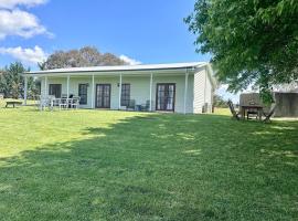 3 Bedroom Minutes to CBD Bathurst, Farmstay Sleep8，位于Dunkeld的酒店