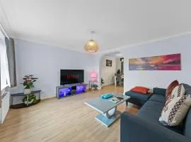 ComfortStay Homes - Modern 3-Bedroom Detached House with Ensuite Room, Stylish Living Area and Free Parking, Close to Town Centre