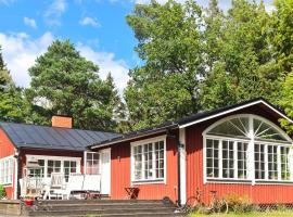 Awesome Home In Skälvik With 2 Bedrooms And Wifi，位于Skälvik的酒店
