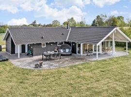 Awesome Home In Stege With 4 Bedrooms And Wifi，位于斯泰厄的带按摩浴缸的酒店