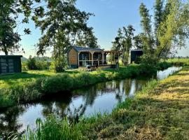 TinyHouse Ochtendgloren，位于Haastrecht的山林小屋