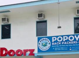 RedDoorz Hostel @ Popoy's Backpackers Mati，位于Mati的酒店