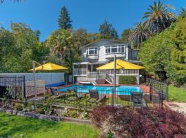 Camellia House - Elevator Access, Swimming, and Spa Pools，位于纳尔逊的酒店