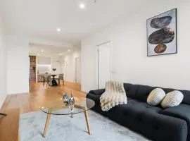 Stylish and Modern 2BR w King Bed, Study and Car Park