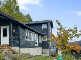 4 Bedroom Nice Home In Deknepollen，位于莫吕的酒店