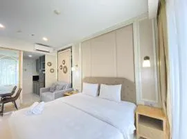 Modern Studio Room with Jacuzzi at Art Deco Apartment By Travelio