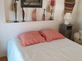 Studio confortable à Veyras avec jardin et piscine，位于Veyras的酒店