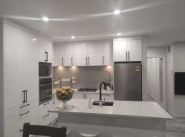 Newly built cheerful 3D Bedhouse, Tawa, Wellington，位于惠灵顿的酒店