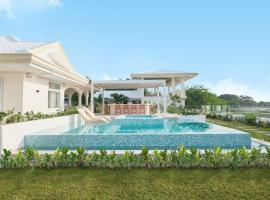 Alesea Tammocalao La Union Beachfront Villa - Jacuzzi, Two Pools，位于Bacnotan的酒店