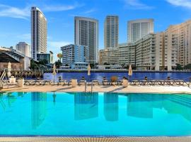 Beachwalk Resort Hallandale Ocean and Canal View Apartments 5 Min from the Beach，位于哈兰代尔海滩的酒店