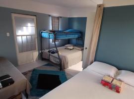 Rooster Run Guest House offers Vieques travelers newly furnished quaint affordable airconditioned rooms and only steps from the Ferry and nearby beaches，位于Moscou的酒店