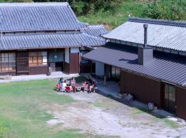 猫と図書館のある宿 草地家 Kusachike，位于南淡路市的酒店