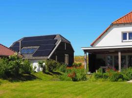 Ruime boerderij met haard, pooltafel en veranda，位于Goilberdingen的海滩酒店