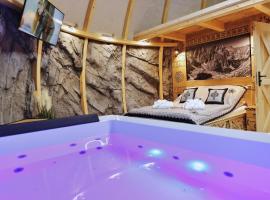 Tatry Mountain Glamp z jacuzzi，位于扎科帕内的豪华帐篷