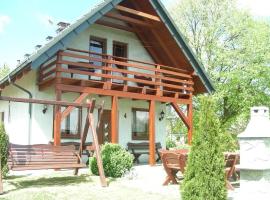 Tolles Ferienhaus in Gmina Sierakowice mit Grill, Garten und Terrasse，位于Sierakowice的酒店