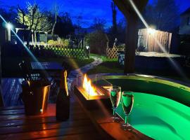 Gîte cottage à 5 min de Dinan avec bain nordique "Côté Jardin"，位于Bobital的酒店