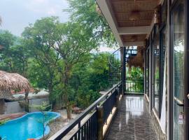 Mai Chau Village View，位于枚州县的带停车场的酒店