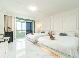 Bang Saen Royal Beach by Sea view Bang Saen，位于Ban Laem Thaen的酒店