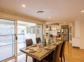 Mins to Shop n Lake 4 beds family retreat with pool