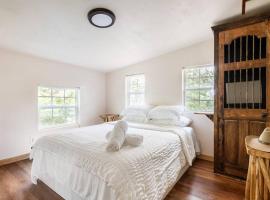 Cozy Coop Casita - Lake Travis-Hot Tub-Tiny House，位于奥斯汀的小屋