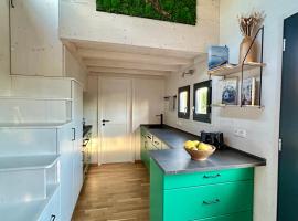 Tiny House Abenteuer mit Hot Tub，位于Scharten的酒店