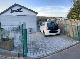 Le chalet Ida avec emplacement voiture，位于Yvoir的酒店