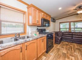 Plymouth Rock Camping Resort Deluxe Cottage，位于Elkhart Lake的酒店