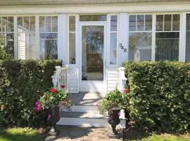 Gwyn Haven - Spacious Charming Century Home in Wellington