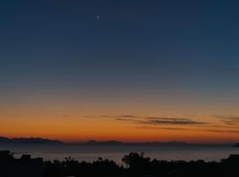 sea sunset view, walk to the beach，位于古穆斯卢克的酒店