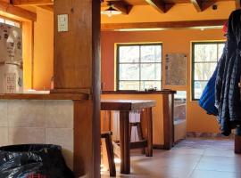 Hostel Las Cuatro Estaciones，位于厄尔查尔坦的青旅