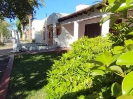 - Casa Jacarandá- quincho, garaje-consultá mascota -50 mts de la avenida principal