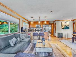 Modern Tahoe Retreat with Grill Walk to Beach，位于霍姆伍德的酒店