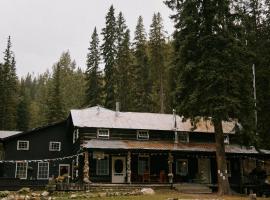 Rustic Beaverfoot Lodge，位于Parson的酒店