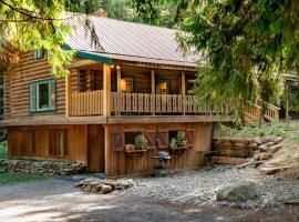 3-Level Log Cabin near Silverwood - Tranquil，位于Spirit Lake的酒店