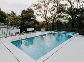 StayVista at Casa Canto with Infinity Pool，位于西奥利姆的酒店