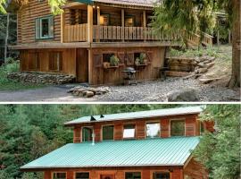 2 Adjacent Cabins near Silverwood - Serene, Private and Forested，位于Spirit Lake的酒店