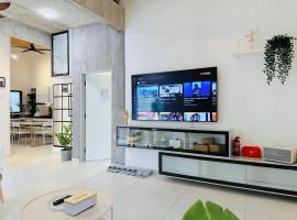Penang槟岛Special 1,5 Storey Semi-D In Georgetown 70 inch Smart TV，位于乔治市的酒店