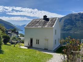 Nyrestaurert hus fra 1700-tallet，位于Bjørgo的酒店