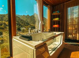 Donata Cottages kazbegi，位于卡兹贝吉的带按摩浴缸的酒店