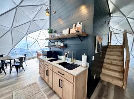 Dome Home Lake and Mountain Views Hot Tub，位于海厄沃西的酒店
