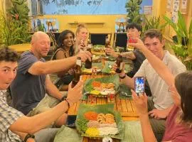 Saigon Authentic Hostel - Signature Walking Neighborhood & City Tour, Cooking Class, Fresh Breakfast, Gym & Rooftop Billiard，位于胡志明市的青旅
